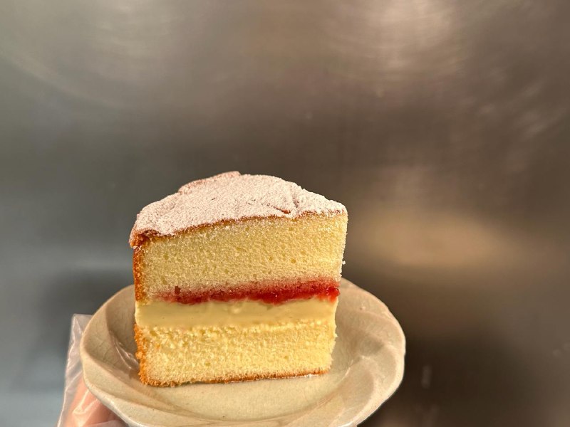 #Life #Food🔪 本周美食专栏主要更新一下12月份买的烤箱之后的相关成果，根据图片顺序依次是：🍰 草莓酱奶油夹心蛋糕（海绵蛋糕胚 + 自制草莓果酱 + 奶油霜）🥯 全麦贝果（50%全麦粉添加）🥖 胡萝卜餐包（胡萝卜添加）🍲 荷兰松饼👨‍🍳 烤箱：高比克 5A 电烤箱这个烤箱有 38L 容量，日常家庭使用完全够，甚至要做小一点的私房烘焙生意也合适