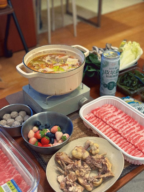 #Life #Food🍲 冬天就适合自己在家吃锅子既然上次推送有朋友反馈推荐的馆子快吃不过来了，这次就写个可以方便在这个季节自己在家里简单操作的