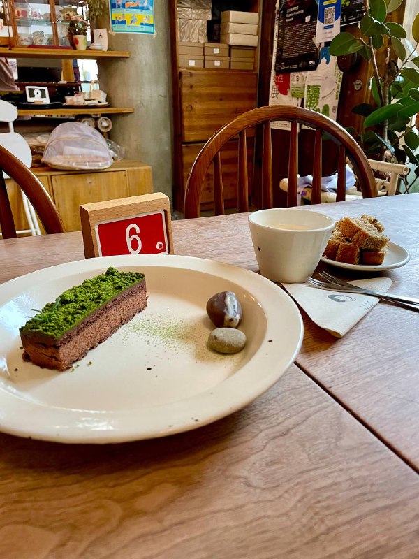 #Life #Food⭐️ 知亘茶食 ⭐️📍 贵阳 · 文昌北路2号（乔治公社旁边的公园的左后方）💰 人均：¥60店面不是特别好找，在乔治公社旁边的公园的左后方，只有一小块招牌探出头来