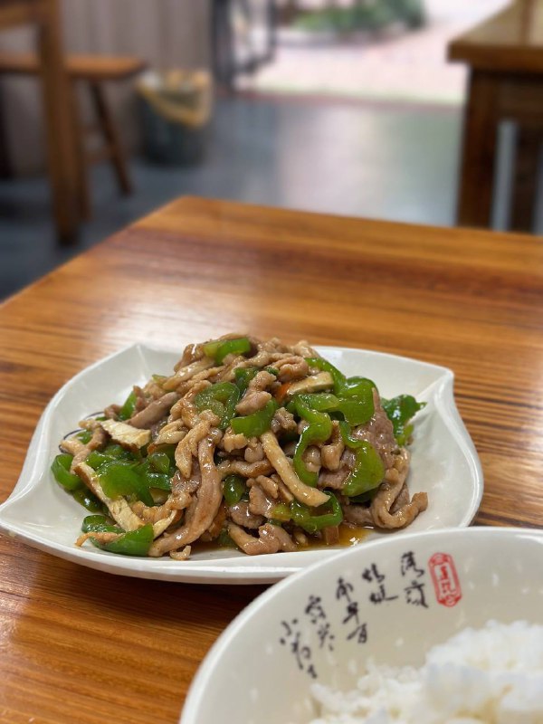 #Life #Food 🍗 朋友们，吃饭了么？好久没更觅食系列，今天紧急更一期！不能忘记我频道的初衷对不对！🥢 最近我致力于吃苍蝇小馆子，每天走街串巷找苍蝇馆子，一人食点两个菜，所以这期就把最近吃到过三家非常不错的小馆子做个合集，希望这个系列可以长存