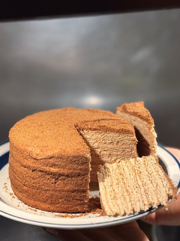 #Life #Food 自从大学毕业回国后，就再也没吃过俄罗斯的甜品，最近有兴致买了个 медовик（俄式蜂蜜蛋糕）回来吃🍯🍰