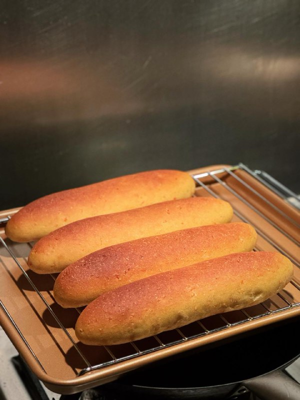 #Life #Food🔪 本周美食专栏主要更新一下12月份买的烤箱之后的相关成果，根据图片顺序依次是：🍰 草莓酱奶油夹心蛋糕（海绵蛋糕胚 + 自制草莓果酱 + 奶油霜）🥯 全麦贝果（50%全麦粉添加）🥖 胡萝卜餐包（胡萝卜添加）🍲 荷兰松饼👨‍🍳 烤箱：高比克 5A 电烤箱这个烤箱有 38L 容量，日常家庭使用完全够，甚至要做小一点的私房烘焙生意也合适