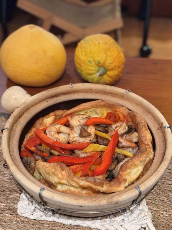 #Life #Food🔪 本周美食专栏主要更新一下12月份买的烤箱之后的相关成果，根据图片顺序依次是：🍰 草莓酱奶油夹心蛋糕（海绵蛋糕胚 + 自制草莓果酱 + 奶油霜）🥯 全麦贝果（50%全麦粉添加）🥖 胡萝卜餐包（胡萝卜添加）🍲 荷兰松饼👨‍🍳 烤箱：高比克 5A 电烤箱这个烤箱有 38L 容量，日常家庭使用完全够，甚至要做小一点的私房烘焙生意也合适