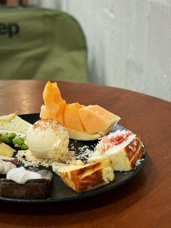 #Life #Food🧀 AUFAUF(上尚庭店) 🧀📍 杭州·拱墅区· 塘萍路171号（近期商家要搬家，但也会在附近）💴 人均：¥54今天推荐的 AUFAUF 有供应葡萄酒和各类康普茶，同时它也是一家供应咖啡的甜品店