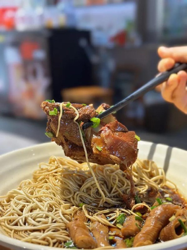 #Life #Food🍜 杭嘉湖地区的红烧羊肉面🚗 最近经常往返于德清和杭州之间，自然吃不到不少德清美食