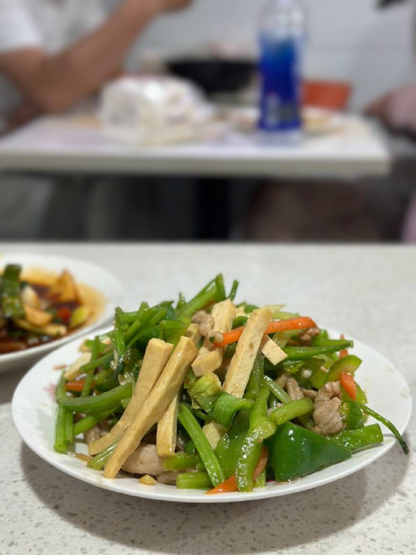 #Life #Food 🍗 朋友们，吃饭了么？好久没更觅食系列，今天紧急更一期！不能忘记我频道的初衷对不对！🥢 最近我致力于吃苍蝇小馆子，每天走街串巷找苍蝇馆子，一人食点两个菜，所以这期就把最近吃到过三家非常不错的小馆子做个合集，希望这个系列可以长存