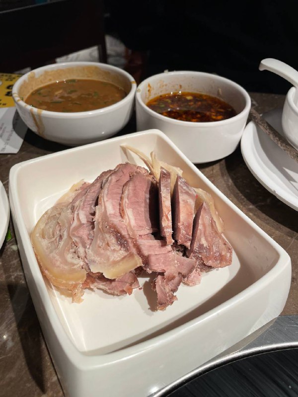 #Life #Food大家假期愉快！继续周日觅食！⭐️ 余阿福凉都黄牛肉火锅 ⭐️📍 杭州 · 文一路272号宋江村综合楼2楼202室（靠近大象城）💰 人均：¥98提到凉都牛肉火锅，我能想到三家，老余杭的凉都、树林，以及余阿福