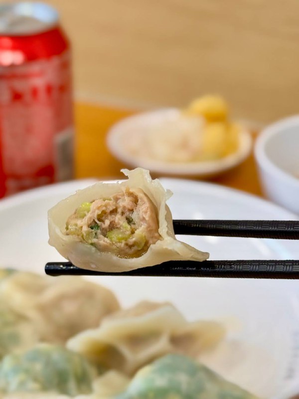 #Life #Food🎉 各位朋友好，节后复更来咯，准备从最拿手的觅食系列开始（其实因为没更这段时间也挖掘了不少在杭州算是能拿得出手的馆子）🥟 烹小齐手工水饺餐厅📍 杭州· 拱墅 · 善贤地铁站美食街C09铺（邻近B2地铁口）💰 人均：¥20-30熟悉我的朋友可能都知道，我是山东人，喜欢吃饺子，更喜欢在杭州找寻好吃的饺子（然而真的少之又少）