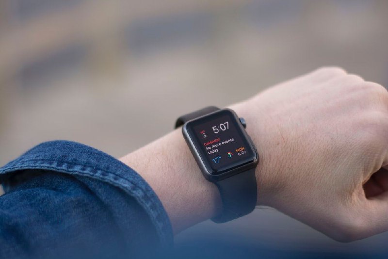 #Watch #App分享几个和 Apple Watch 有关的小玩意儿，感谢广大群友发现如此多有趣的项目：⭐️ Watch Screenshot Magic ⭐️号称可以快速生成完美的带壳 Apple Watch 截图的 App，试了一下效果确实不错