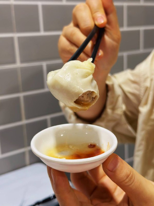 #Life #Food🥢 大壮小吃📍 杭州· 拱墅 · 和睦路 47 号杨家门菜市场一楼入口处💰 人均：¥20杨家门菜市场门口的大壮小吃，主打烫面小笼