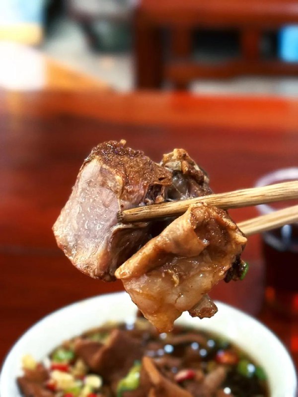 #Life #Food🍜 杭嘉湖地区的红烧羊肉面🚗 最近经常往返于德清和杭州之间，自然吃不到不少德清美食