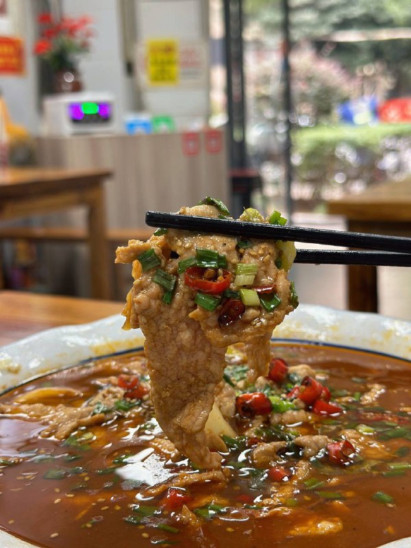 #Life #Food 🍗 朋友们，吃饭了么？好久没更觅食系列，今天紧急更一期！不能忘记我频道的初衷对不对！🥢 最近我致力于吃苍蝇小馆子，每天走街串巷找苍蝇馆子，一人食点两个菜，所以这期就把最近吃到过三家非常不错的小馆子做个合集，希望这个系列可以长存