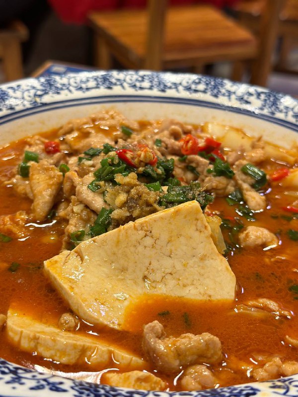 #Life #Food 🍗 朋友们，吃饭了么？好久没更觅食系列，今天紧急更一期！不能忘记我频道的初衷对不对！🥢 最近我致力于吃苍蝇小馆子，每天走街串巷找苍蝇馆子，一人食点两个菜，所以这期就把最近吃到过三家非常不错的小馆子做个合集，希望这个系列可以长存