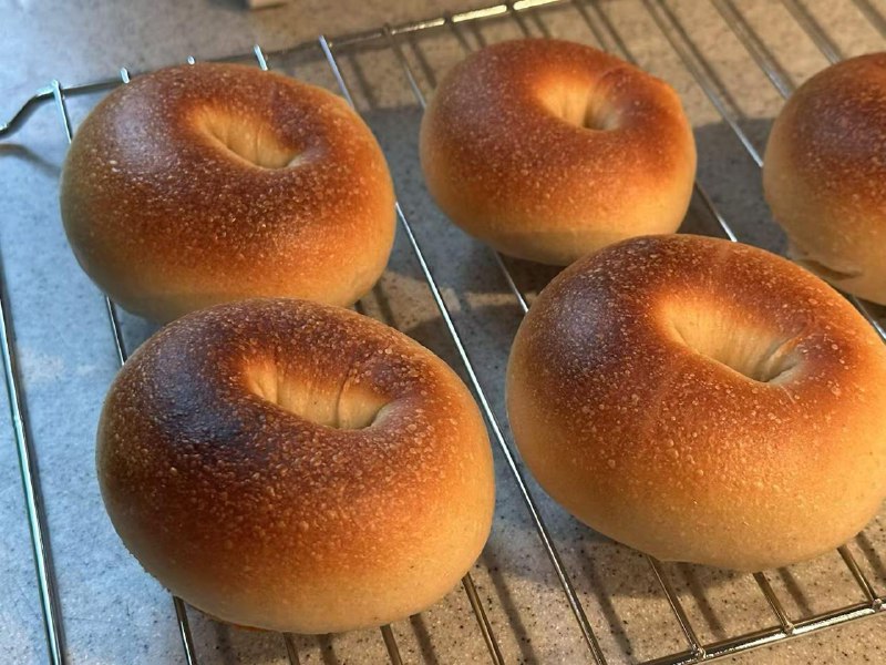 #Life #Food🔪 本周美食专栏主要更新一下12月份买的烤箱之后的相关成果，根据图片顺序依次是：🍰 草莓酱奶油夹心蛋糕（海绵蛋糕胚 + 自制草莓果酱 + 奶油霜）🥯 全麦贝果（50%全麦粉添加）🥖 胡萝卜餐包（胡萝卜添加）🍲 荷兰松饼👨‍🍳 烤箱：高比克 5A 电烤箱这个烤箱有 38L 容量，日常家庭使用完全够，甚至要做小一点的私房烘焙生意也合适