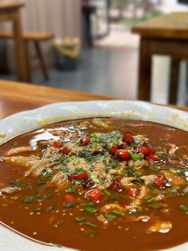 #Life #Food 🍗 朋友们，吃饭了么？好久没更觅食系列，今天紧急更一期！不能忘记我频道的初衷对不对！🥢 最近我致力于吃苍蝇小馆子，每天走街串巷找苍蝇馆子，一人食点两个菜，所以这期就把最近吃到过三家非常不错的小馆子做个合集，希望这个系列可以长存