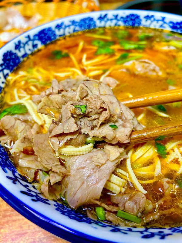 #Life #Food🍜 周末苏州行 · 小吃推荐⭐️ 正宗插花牛肉汤馆（学士街店） ⭐️📍 苏州 · 学士街 360 号听朋友讲苏州的插花牛肉汤很有特色，周五晚上自驾到达酒店之后就出来寻着吃了