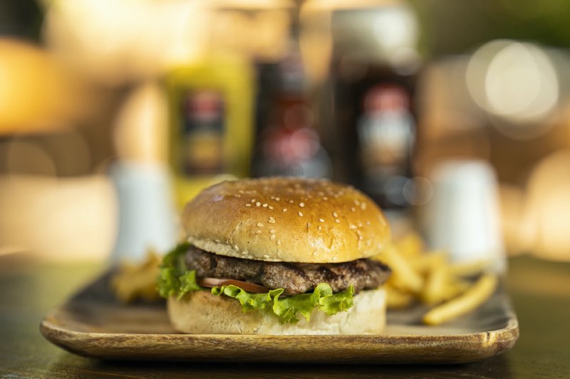 #Food #Discount从阶段性的投票结果来看麦当劳果然是以压倒性的优势保持领先（虽然我投了汉堡王），这几家平民快餐其实也会定期搞活动，喜欢的朋友不要错过：🍟 麦当劳麦记最近在他的官方小程序 i麦当劳 中推出微信卡券优惠，每日一款优惠单品