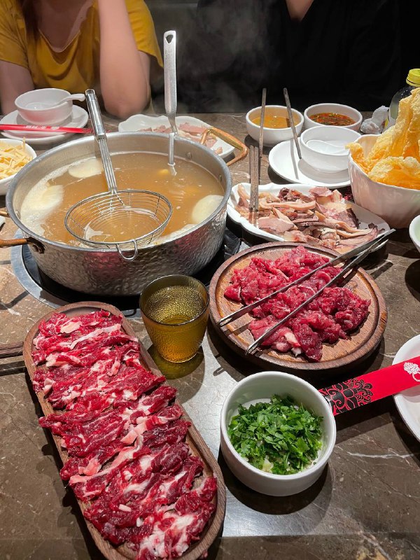 #Life #Food大家假期愉快！继续周日觅食！⭐️ 余阿福凉都黄牛肉火锅 ⭐️📍 杭州 · 文一路272号宋江村综合楼2楼202室（靠近大象城）💰 人均：¥98提到凉都牛肉火锅，我能想到三家，老余杭的凉都、树林，以及余阿福
